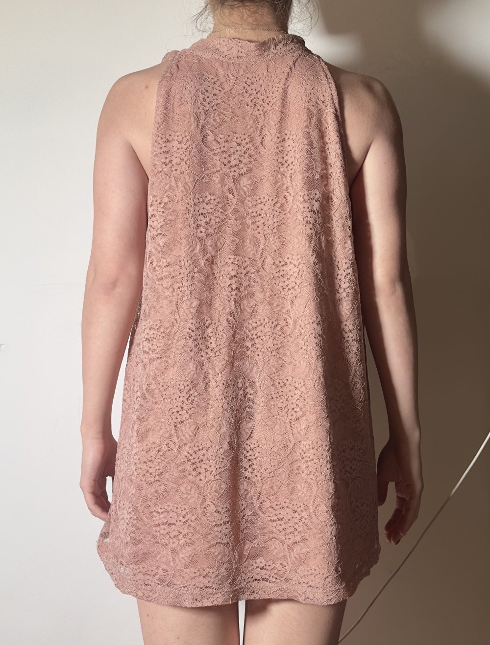 Zartes Spitzenkleid in Altrosa mit Schleifendetail – A-Linien-Schnitt