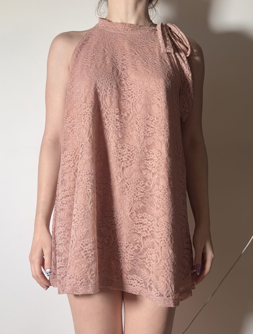 Zartes Spitzenkleid in Altrosa mit Schleifendetail – A-Linien-Schnitt