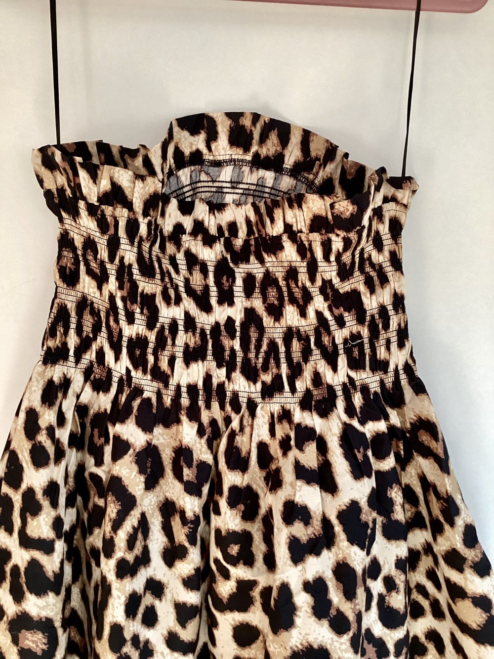 Schulterfreies Kleid im Leo Look