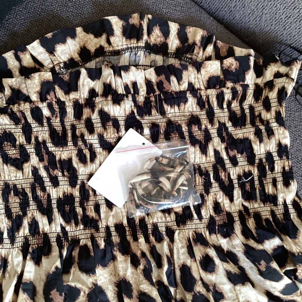 Schulterfreies Kleid im Leo Look