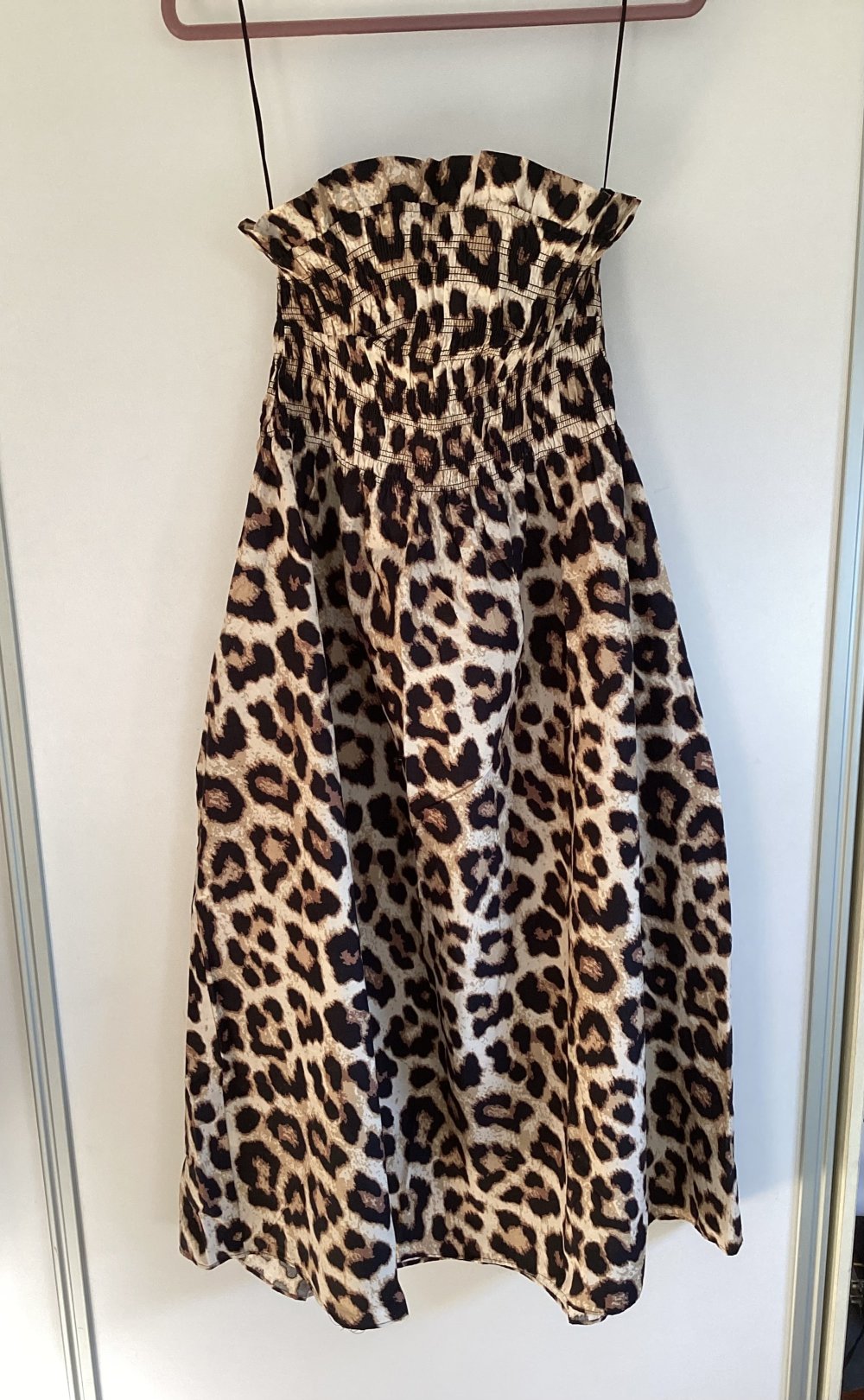 Schulterfreies Kleid im Leo Look
