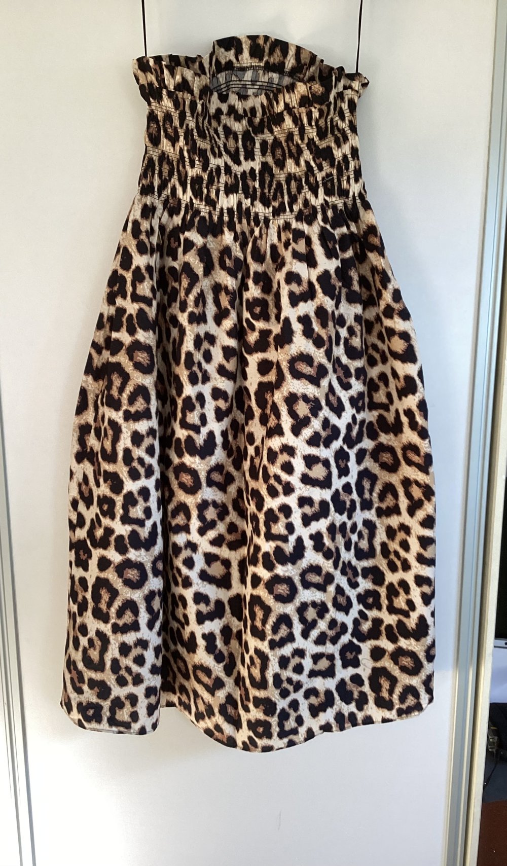 Schulterfreies Kleid im Leo Look