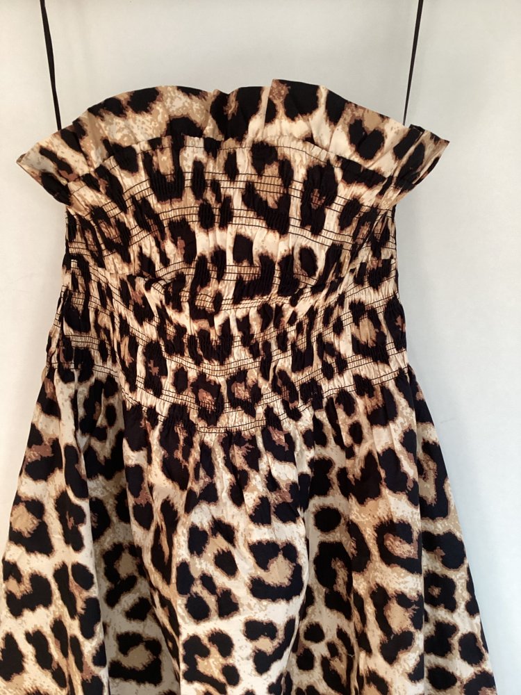 Schulterfreies Kleid im Leo Look