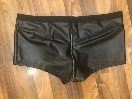 Schöne Shorts mit Reißverschluss in Wetlook optik