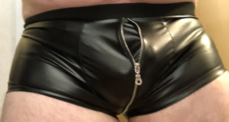 Schöne Shorts mit Reißverschluss in Wetlook optik