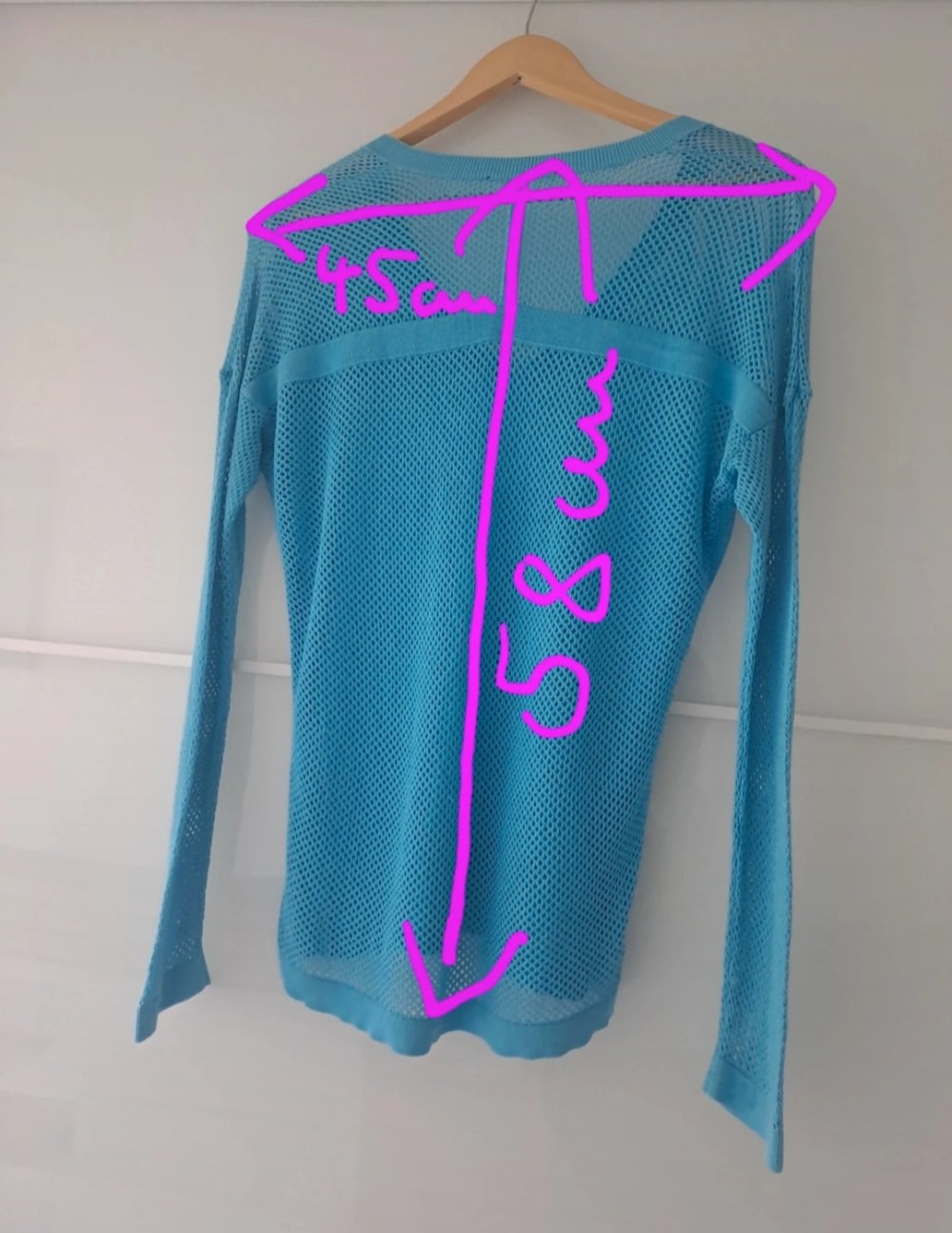 himmelblauer, luftiger Pullover