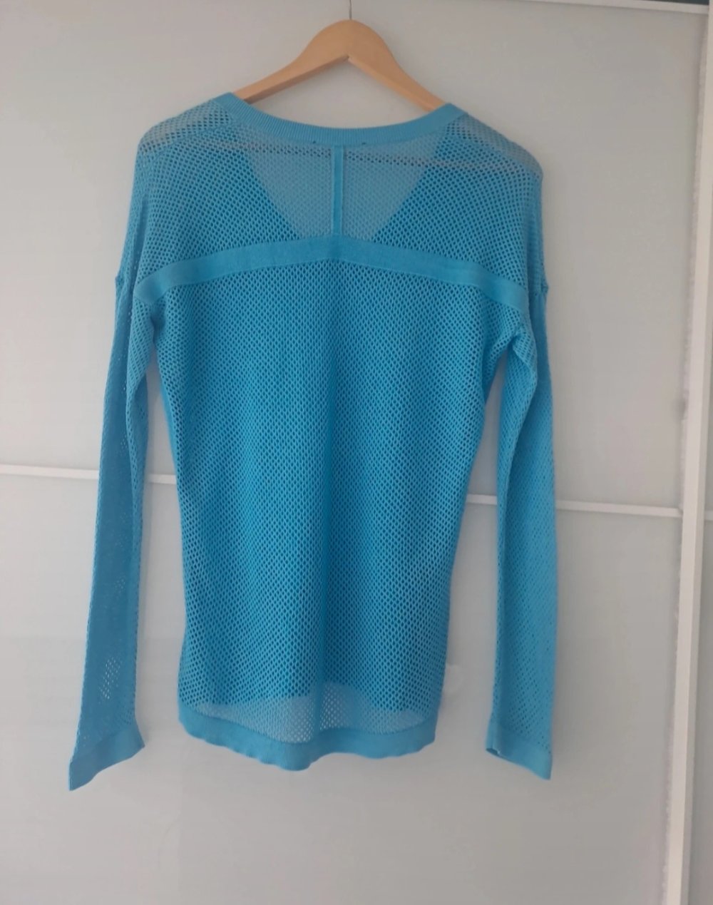 himmelblauer, luftiger Pullover