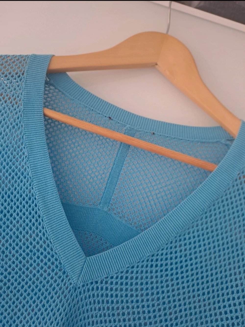 himmelblauer, luftiger Pullover