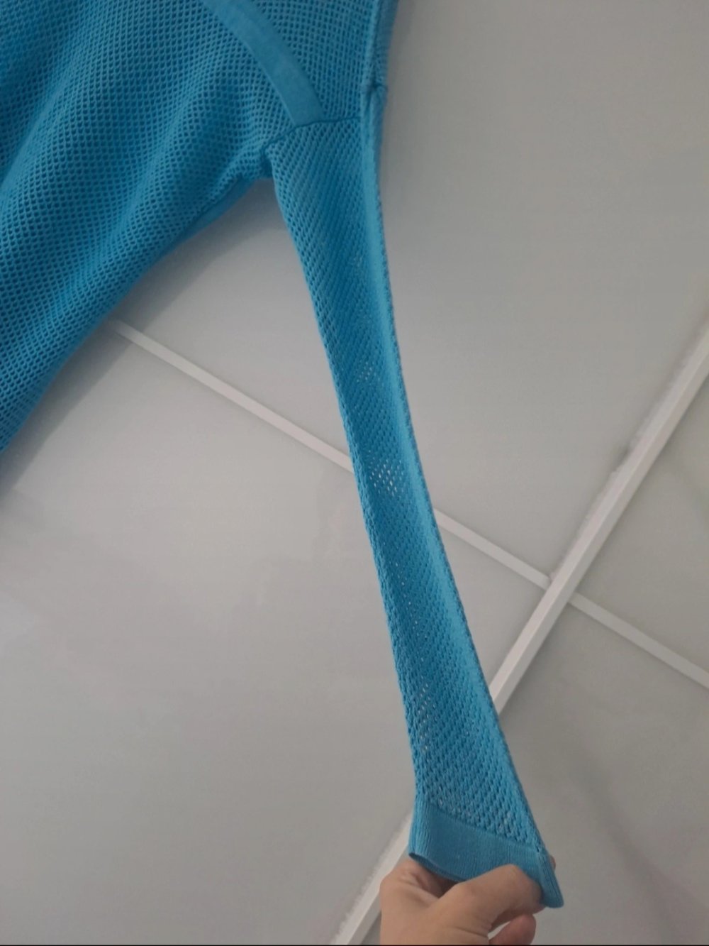 himmelblauer, luftiger Pullover