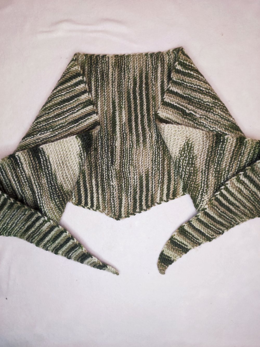 Handgemachter Strick-Baktus / Dreiecksschal – Unikat, Naturtöne