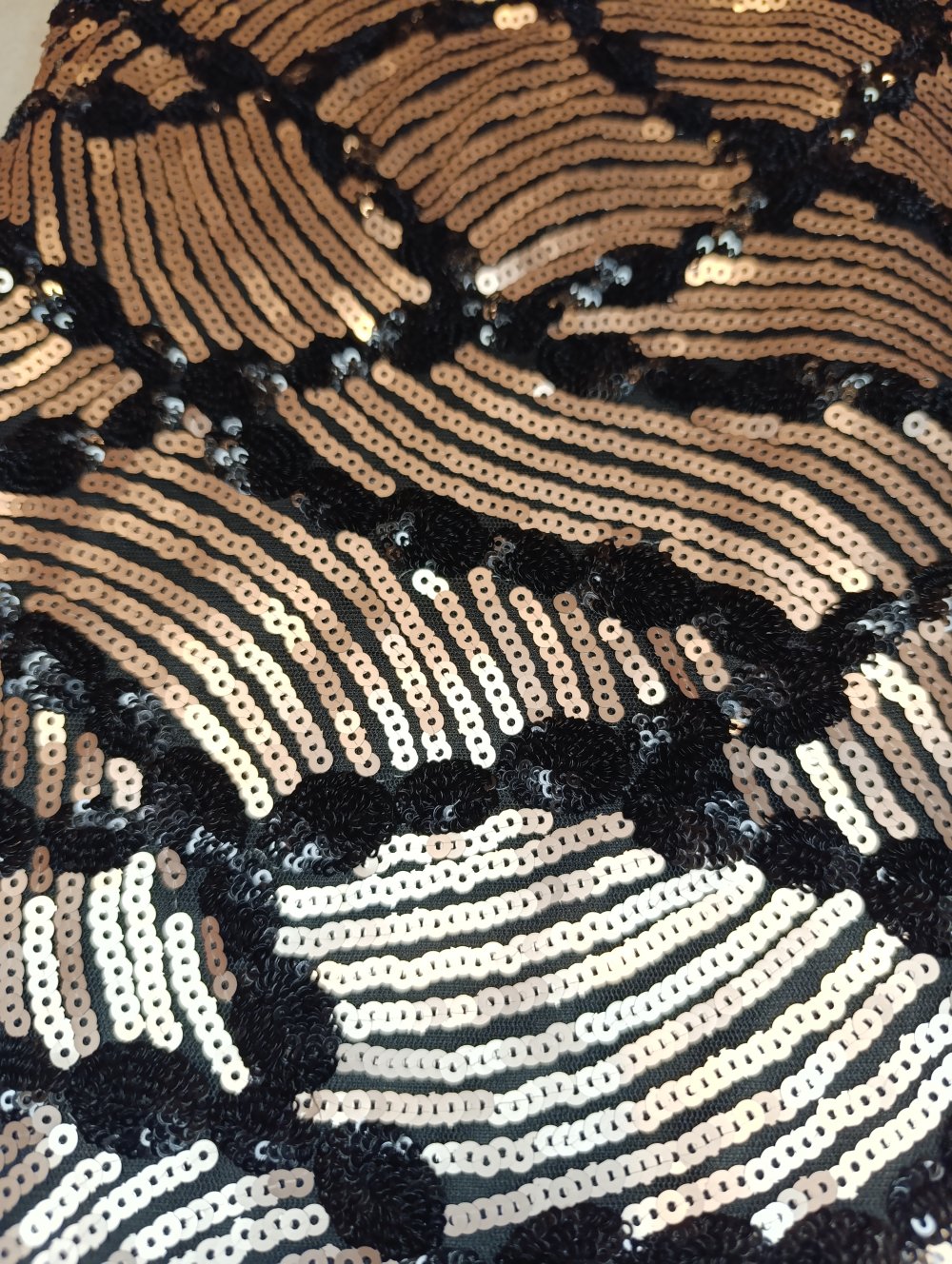 Glänzendes Paillettenkleid von Soky & Soka – Perfekt für den großen Auftritt