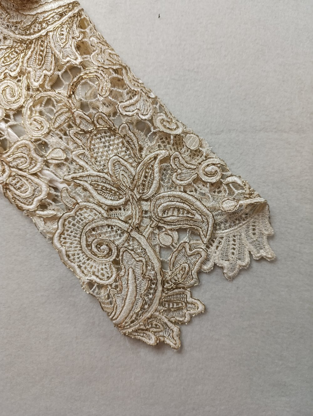 Elegantes Spitzenkleid Gr. L, Türkis/Mint mit Goldstickerei