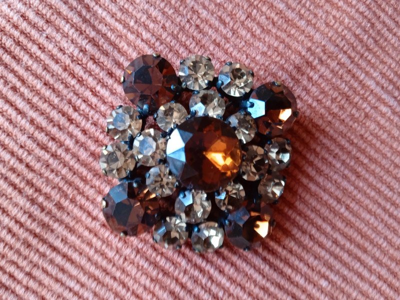 Ansteckbrosche Schmuckbrosche quadratisch beige/braun