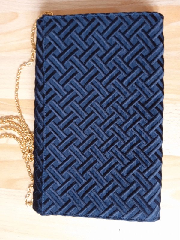 Handtasche Clutch schwarz mit Goldkette als Trageriemen