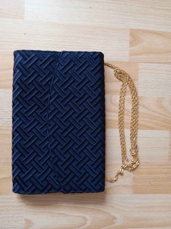 Handtasche Clutch schwarz mit Goldkette als Trageriemen