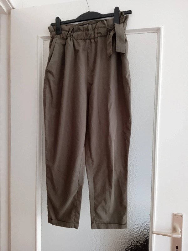 Paperbag-Hose, Röhre, khaki Gr. M (38) von Zara