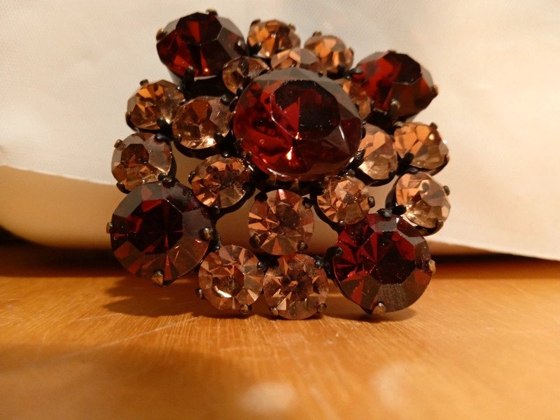 Ansteckbrosche Schmuckbrosche quadratisch beige/braun