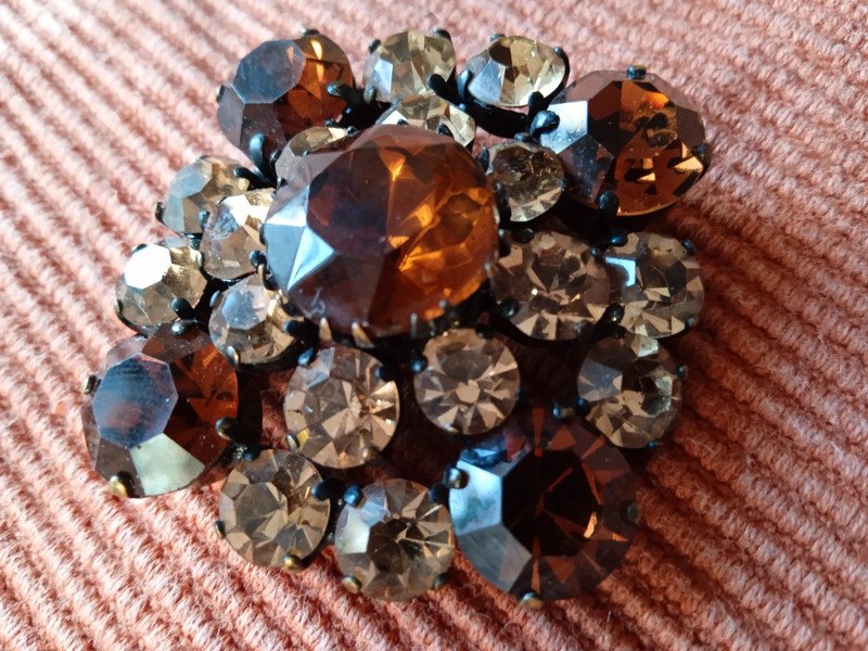 Ansteckbrosche Schmuckbrosche quadratisch beige/braun