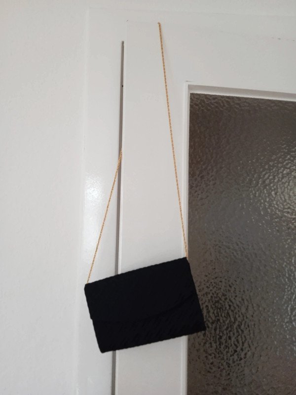 Handtasche Clutch schwarz mit Goldkette als Trageriemen
