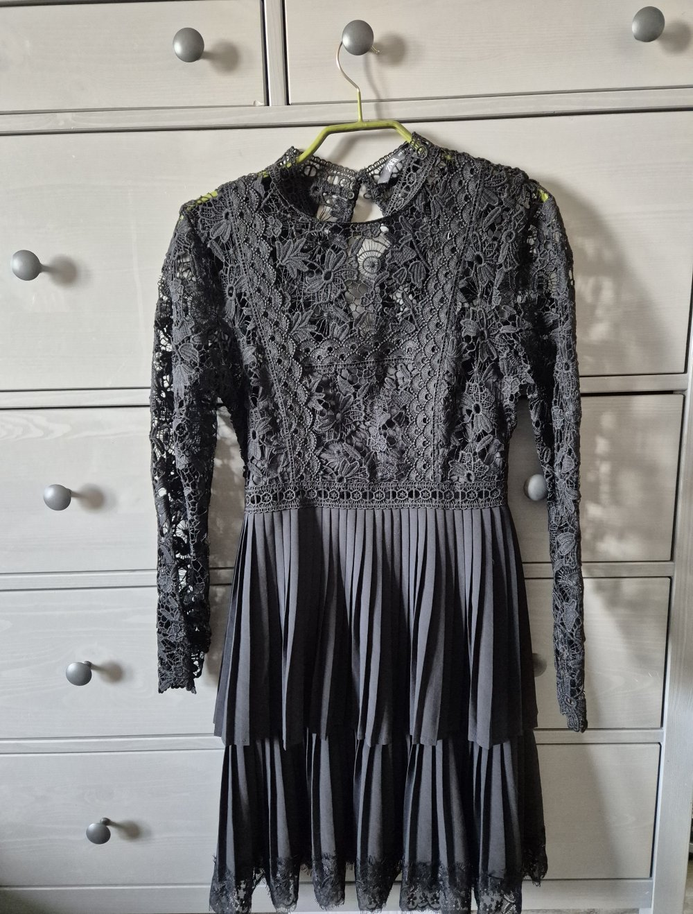 XS 34 Kleid von Zara mit Spitze, Plissee und Wimpern