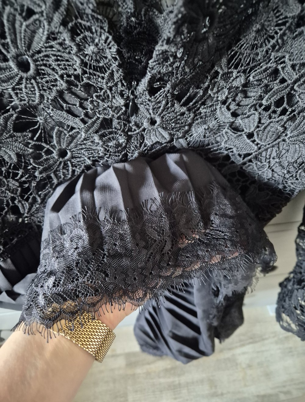 XS 34 Kleid von Zara mit Spitze, Plissee und Wimpern