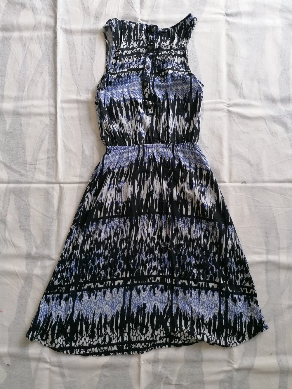 Knielanges Sommerkleid mit Muster blau schwarz weiß gemustert
