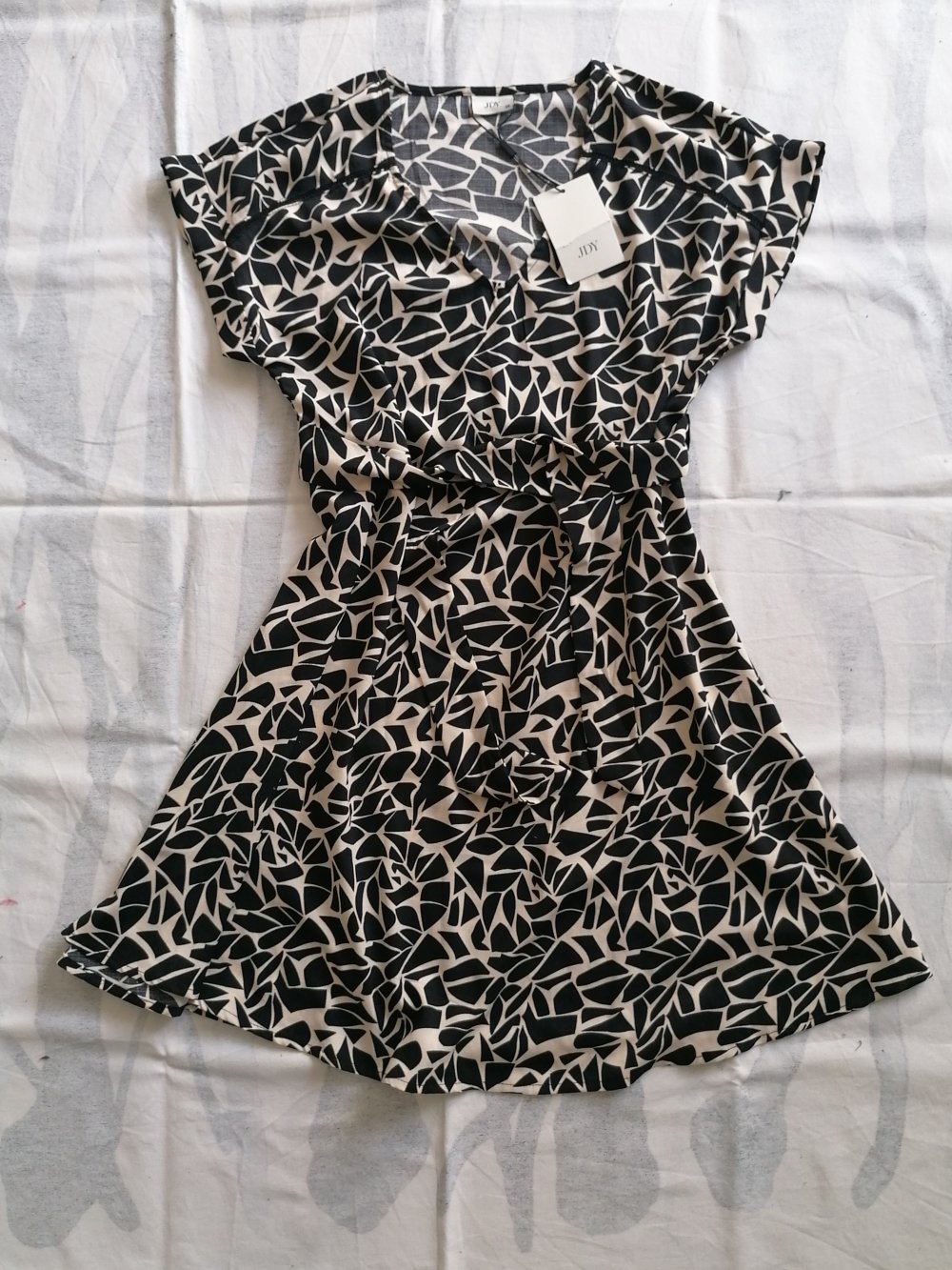 Lockeres Sommerkleid Minikleid Rachel mit grafischem Muster schwarz beige gemustert