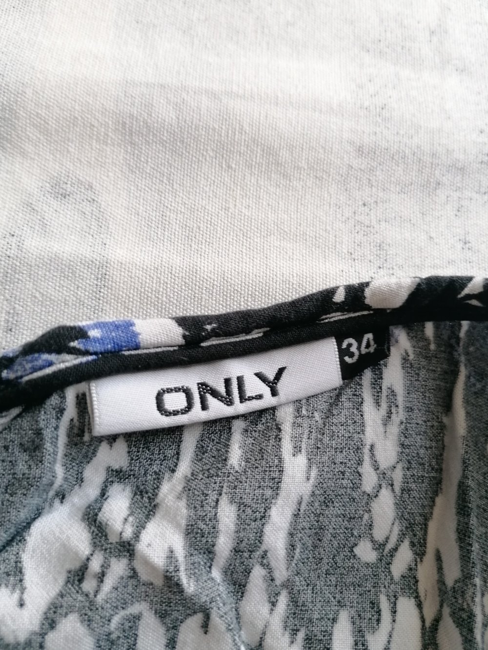 Knielanges Sommerkleid mit Muster blau schwarz weiß gemustert