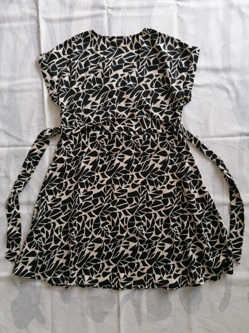 Lockeres Sommerkleid Minikleid Rachel mit grafischem Muster schwarz beige gemustert