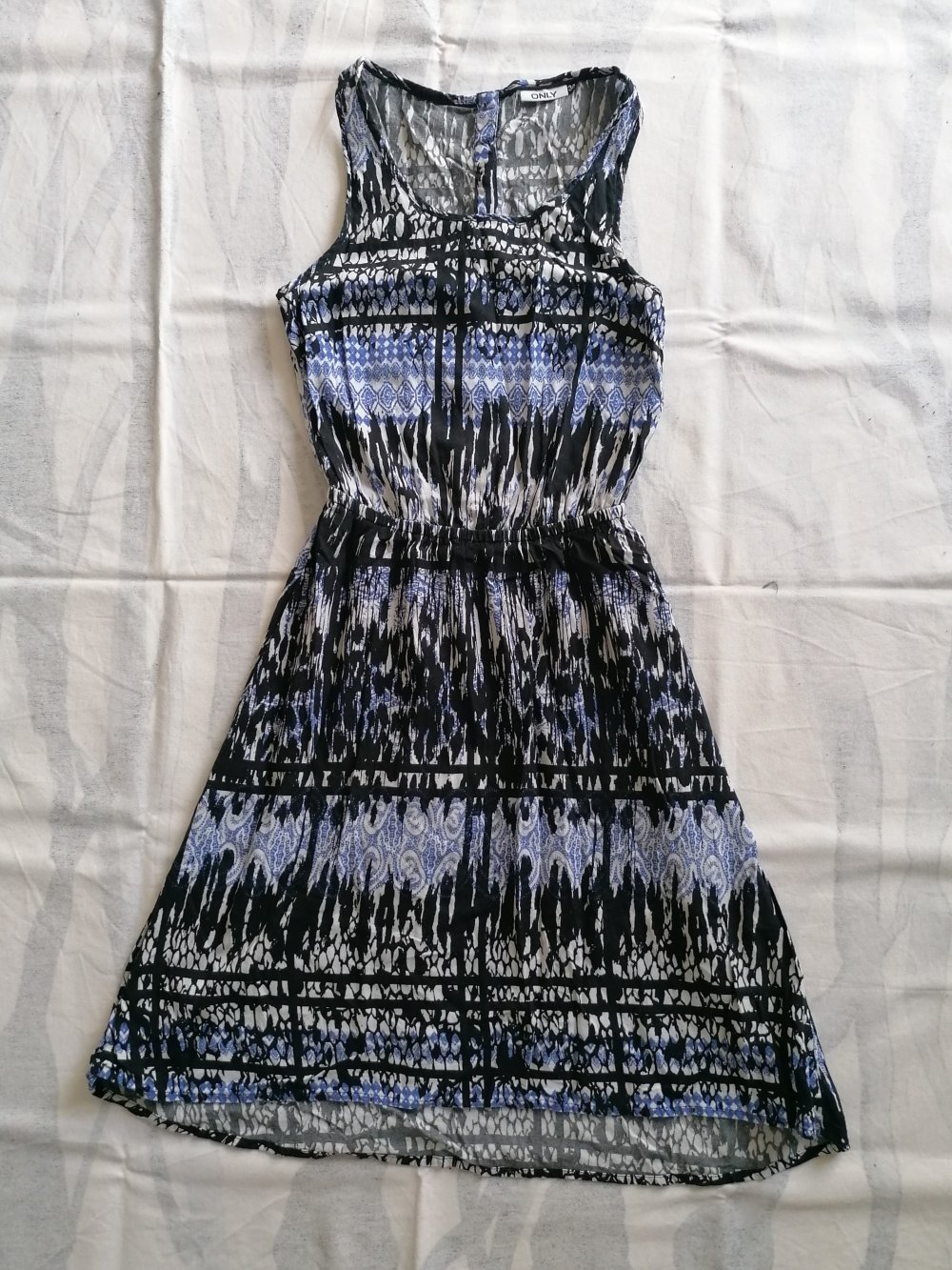 Knielanges Sommerkleid mit Muster blau schwarz weiß gemustert