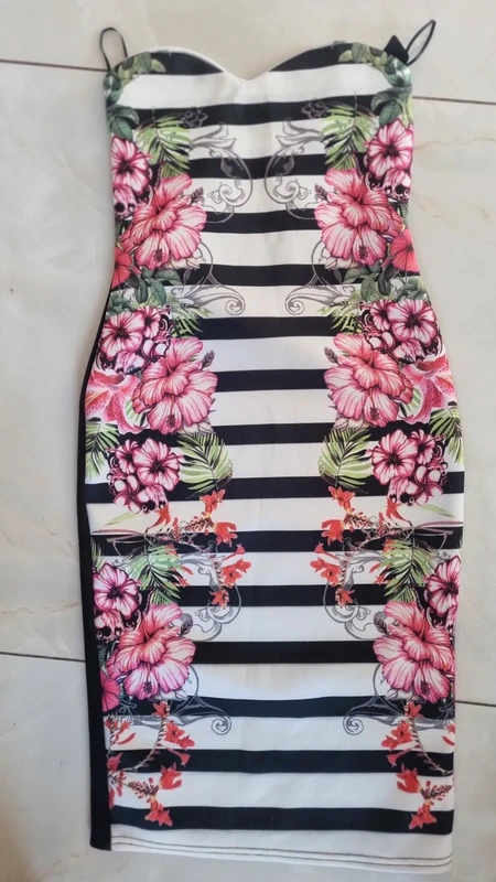 Kleid. Traegerloses Kleid