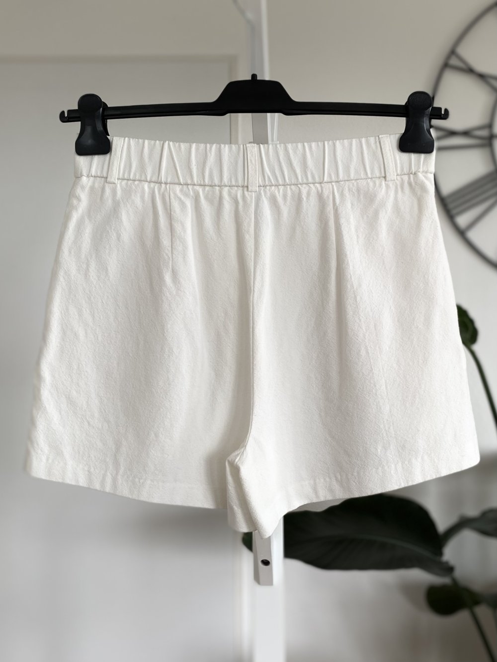 Stradivarius Shorts aus Viskose Leinen kurze Leinenhose Leinenshorts High Waist schneeweiß Größe M