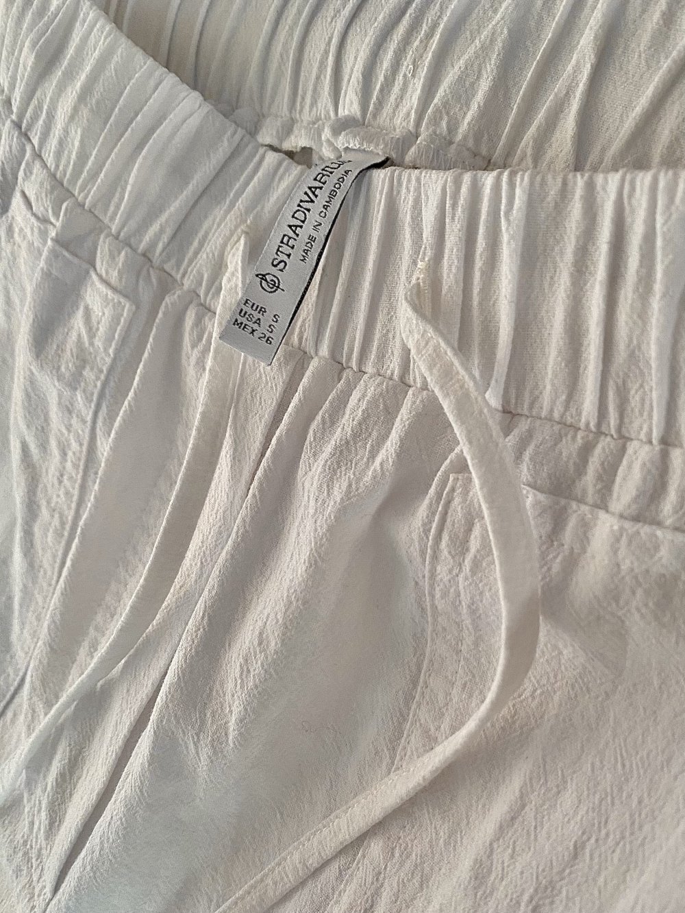 Stradivarius Shorts aus Baumwolle luftig leicht Sommershorts Stoffshorts High Waist schneeweiß