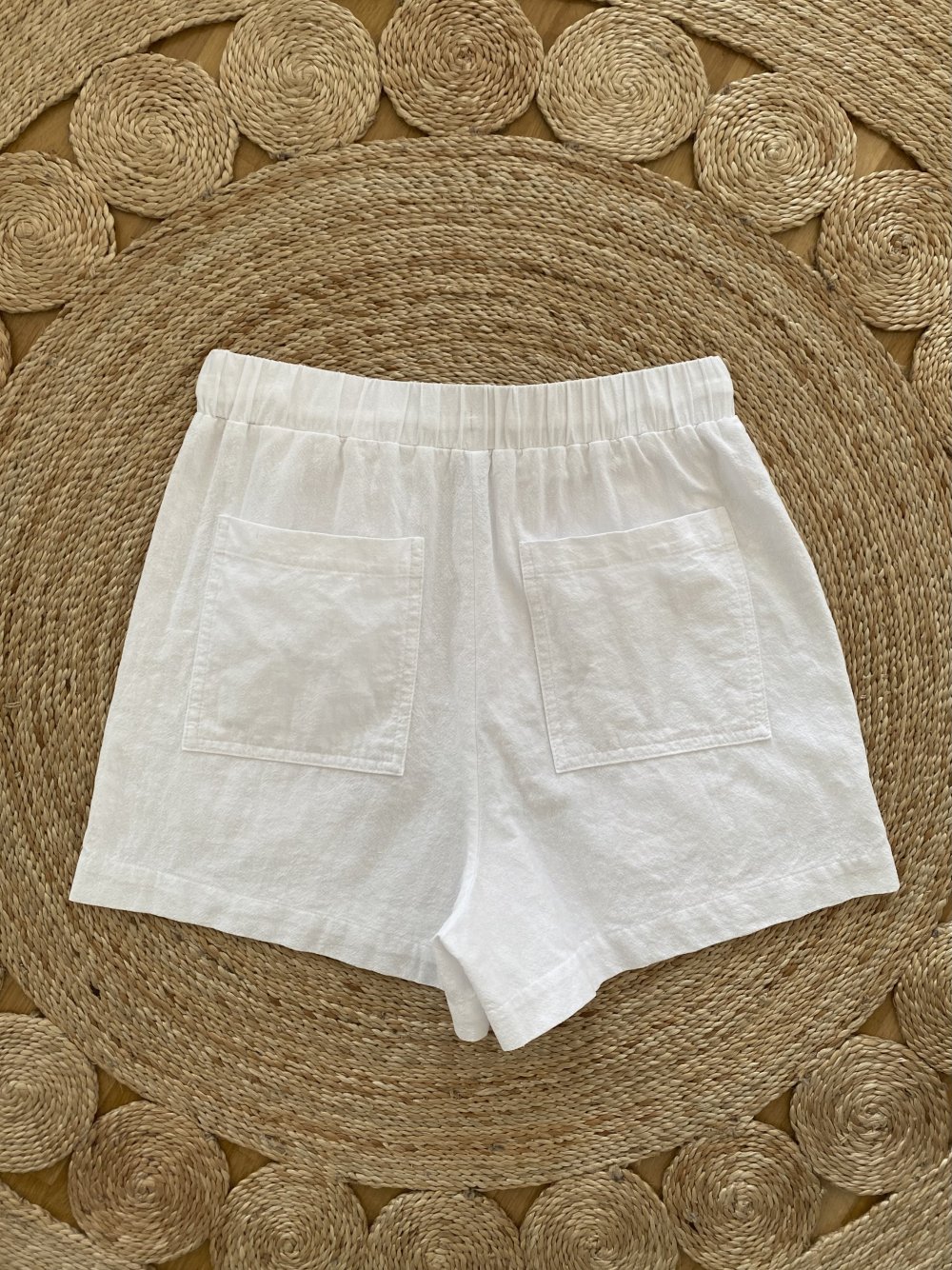 Stradivarius Shorts aus Baumwolle luftig leicht Sommershorts Stoffshorts High Waist schneeweiß