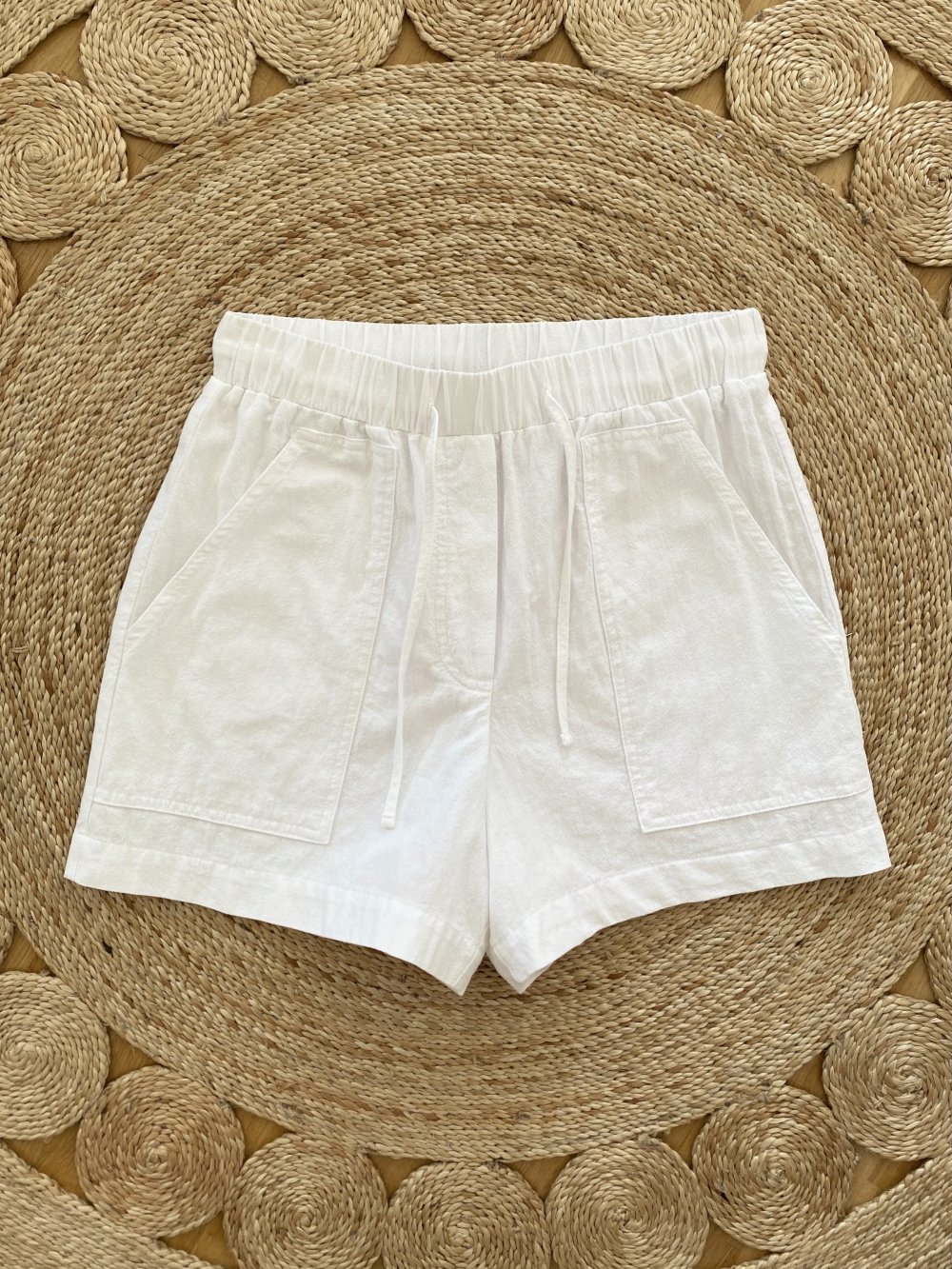 Stradivarius Shorts aus Baumwolle luftig leicht Sommershorts Stoffshorts High Waist schneeweiß