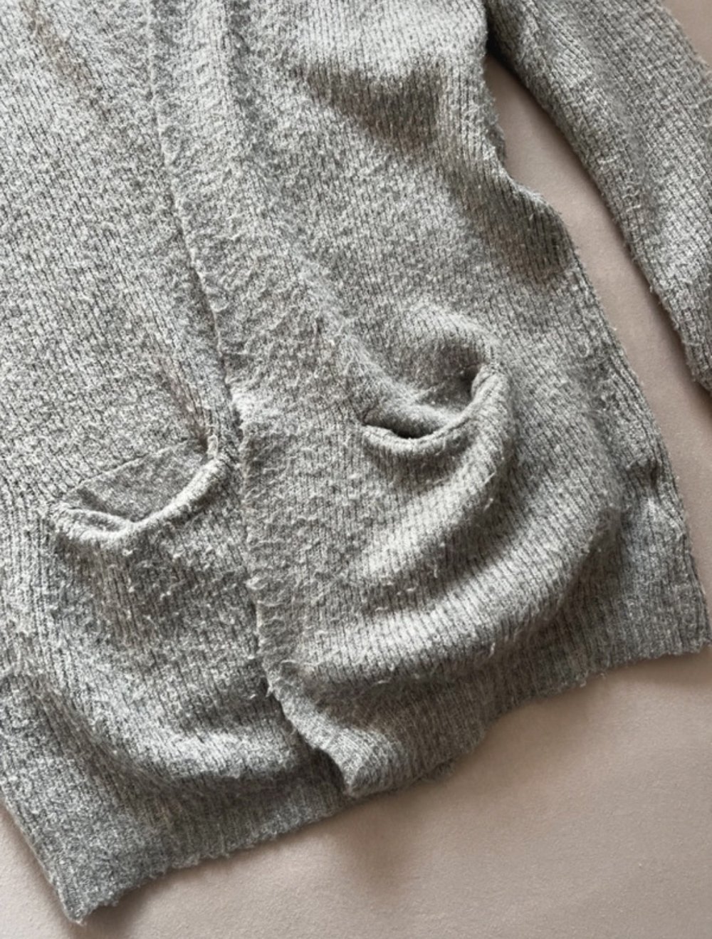 Grauer knielanger Cardigan - warm & bequem