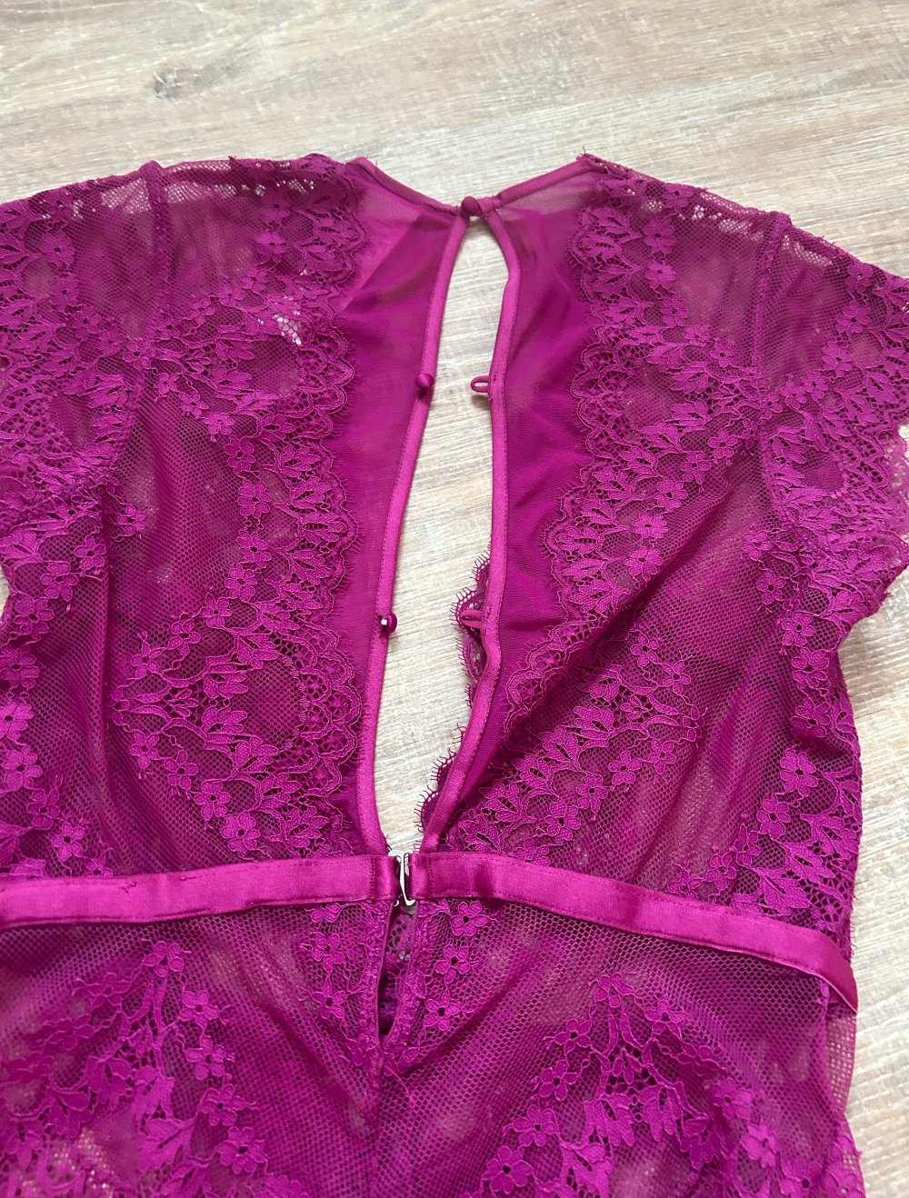 Neuer lila pinker Body Dessous mit Spitze von Hunkemöller