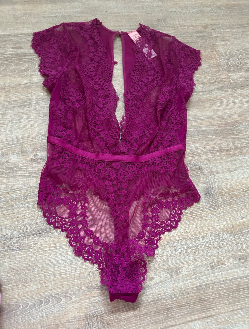 Neuer lila pinker Body Dessous mit Spitze von Hunkemöller