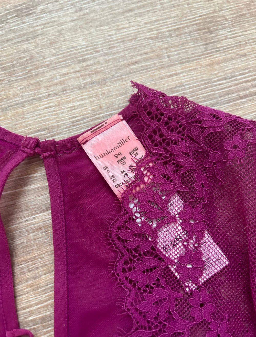 Neuer lila pinker Body Dessous mit Spitze von Hunkemöller