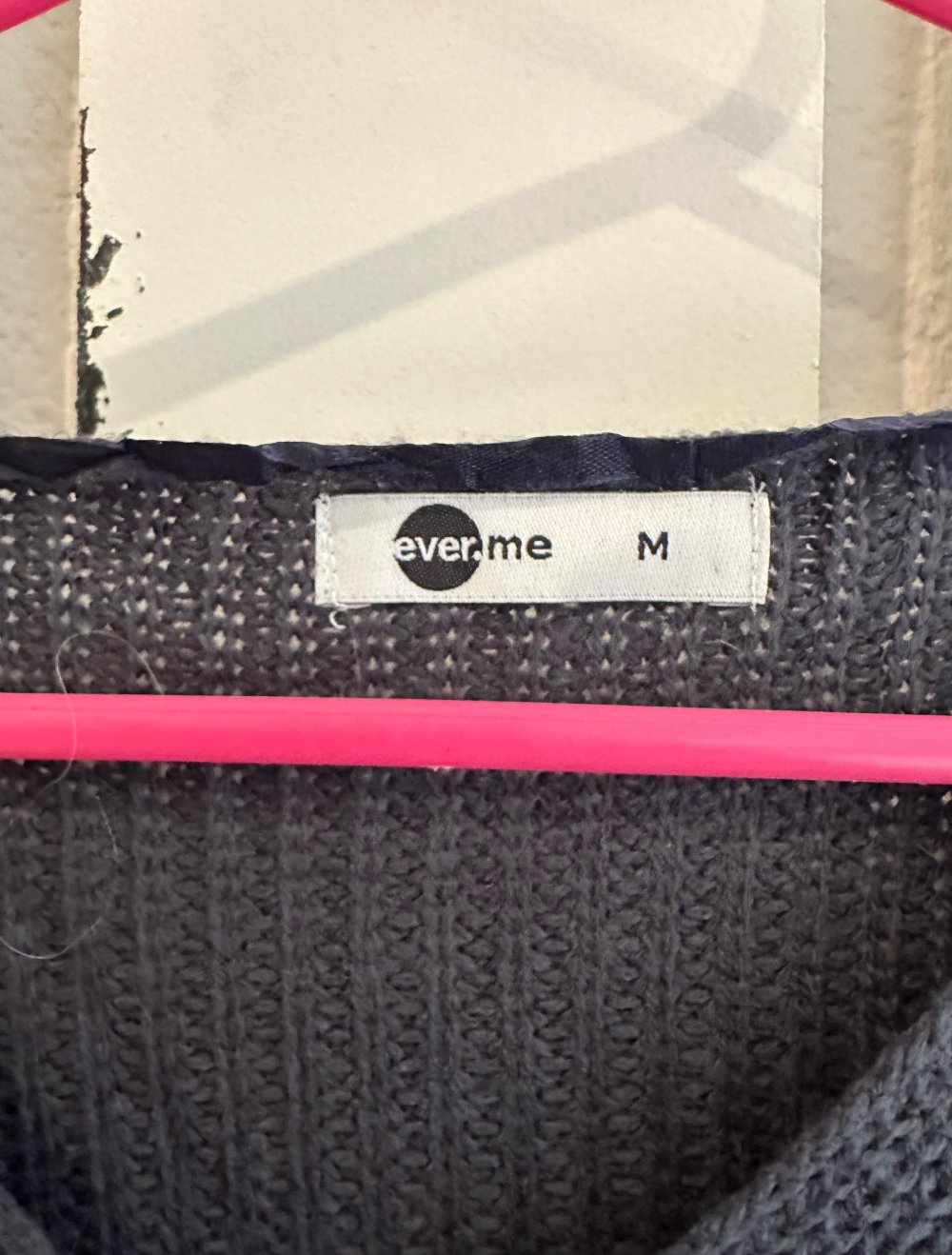 Schöner blauer Strickpullover