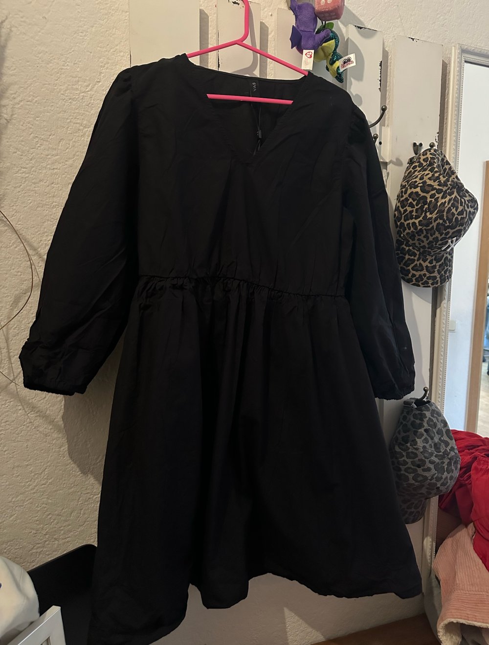 Schönes schwarzes Minikleid