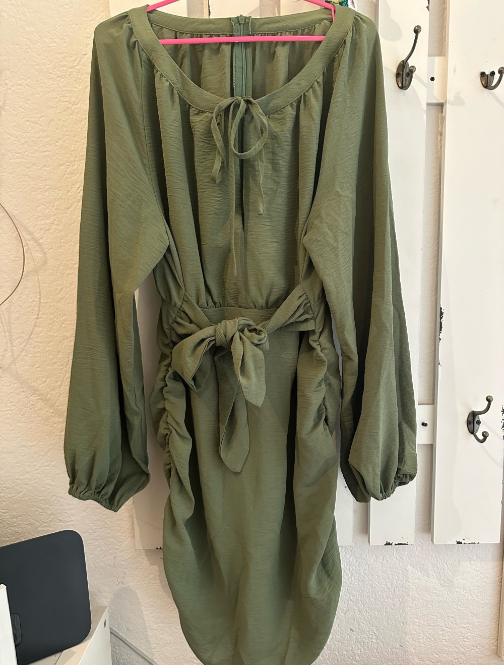 Schönes olivfarbenes Kleid