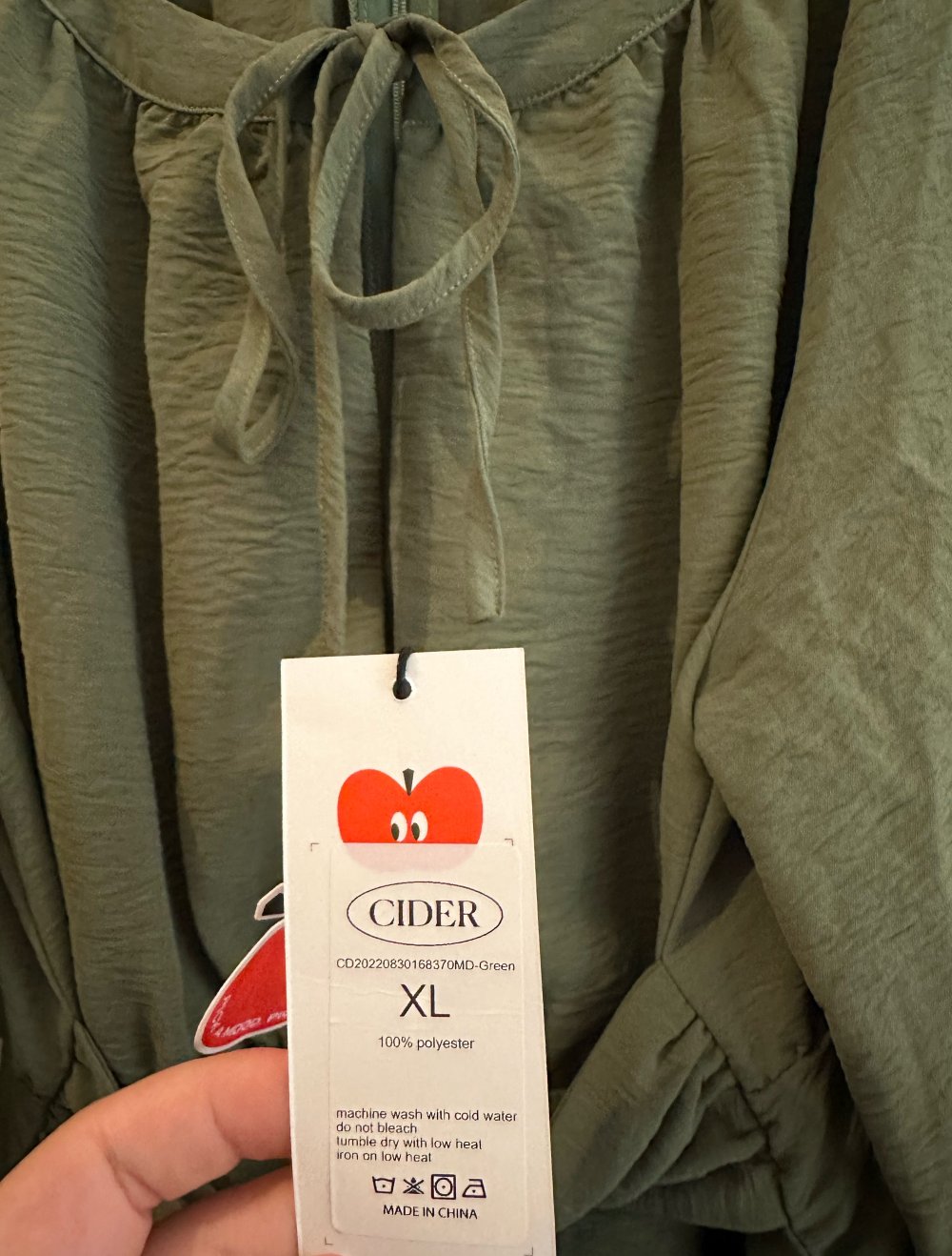 Schönes olivfarbenes Kleid