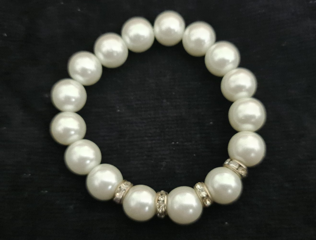 Armband mit dicken Perlen