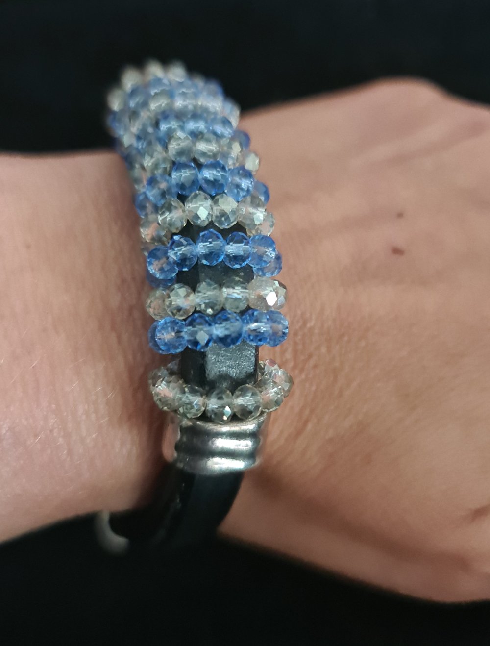 Lederarmband mit Perlen