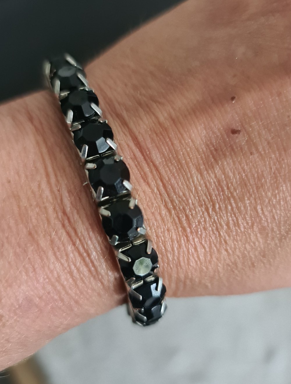 Armband mit schwarzen Steinchen