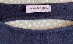 Strickkleid mit raffiniertem Rückenteil - marine