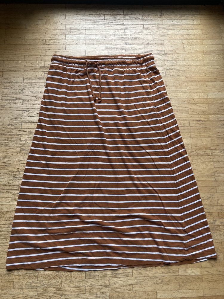 Langer Rock gesteift