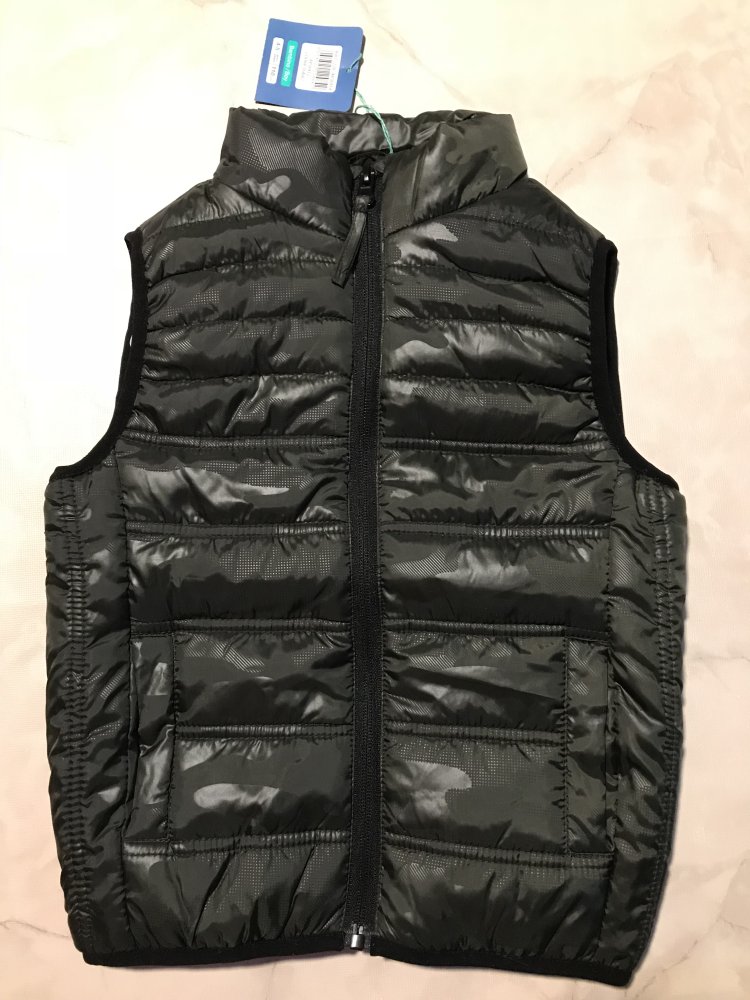 Jungen Kinder Weste Steppweste Camouflage Armee Reißverschluss Grau Schwarz Gr. 110  Ideal für die Übergangszeit: die Steppweste Durchgehender Reißverschluss Zwei seitliche Taschen Mit Reißverschluss Bedruckt Marke: OVS