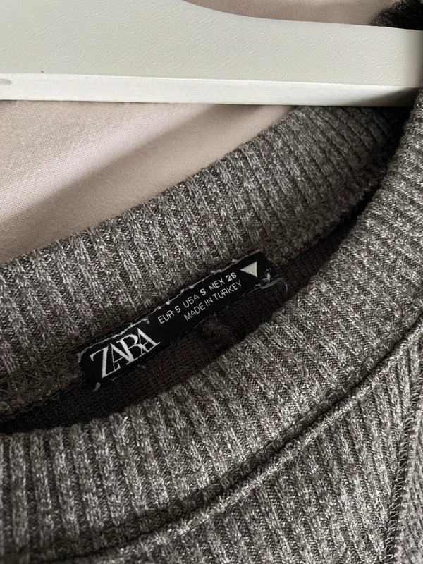 Grauer Pullover | Zara 